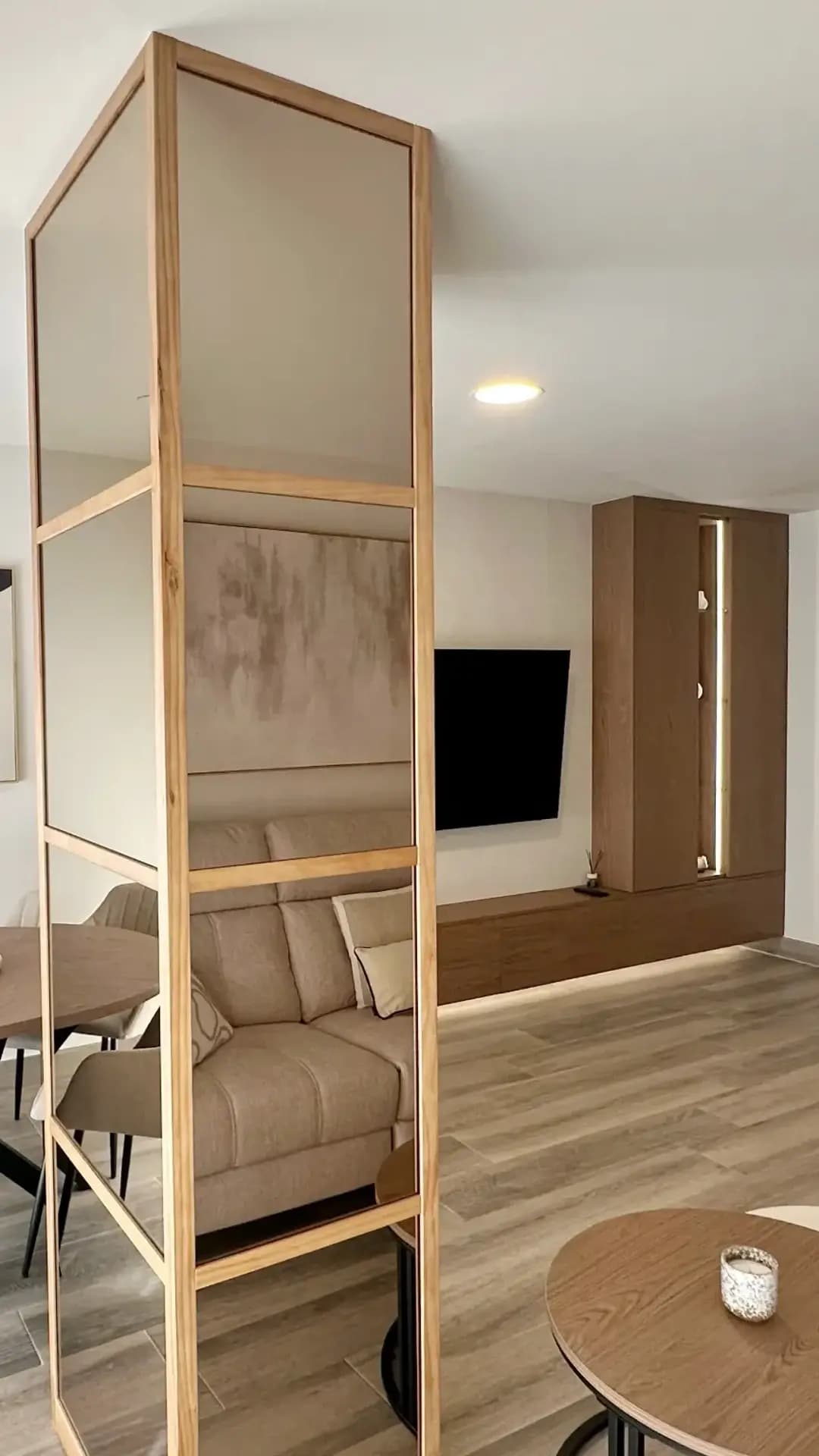 Interiorismo residencial con salón, comedor y mobiliario a medida