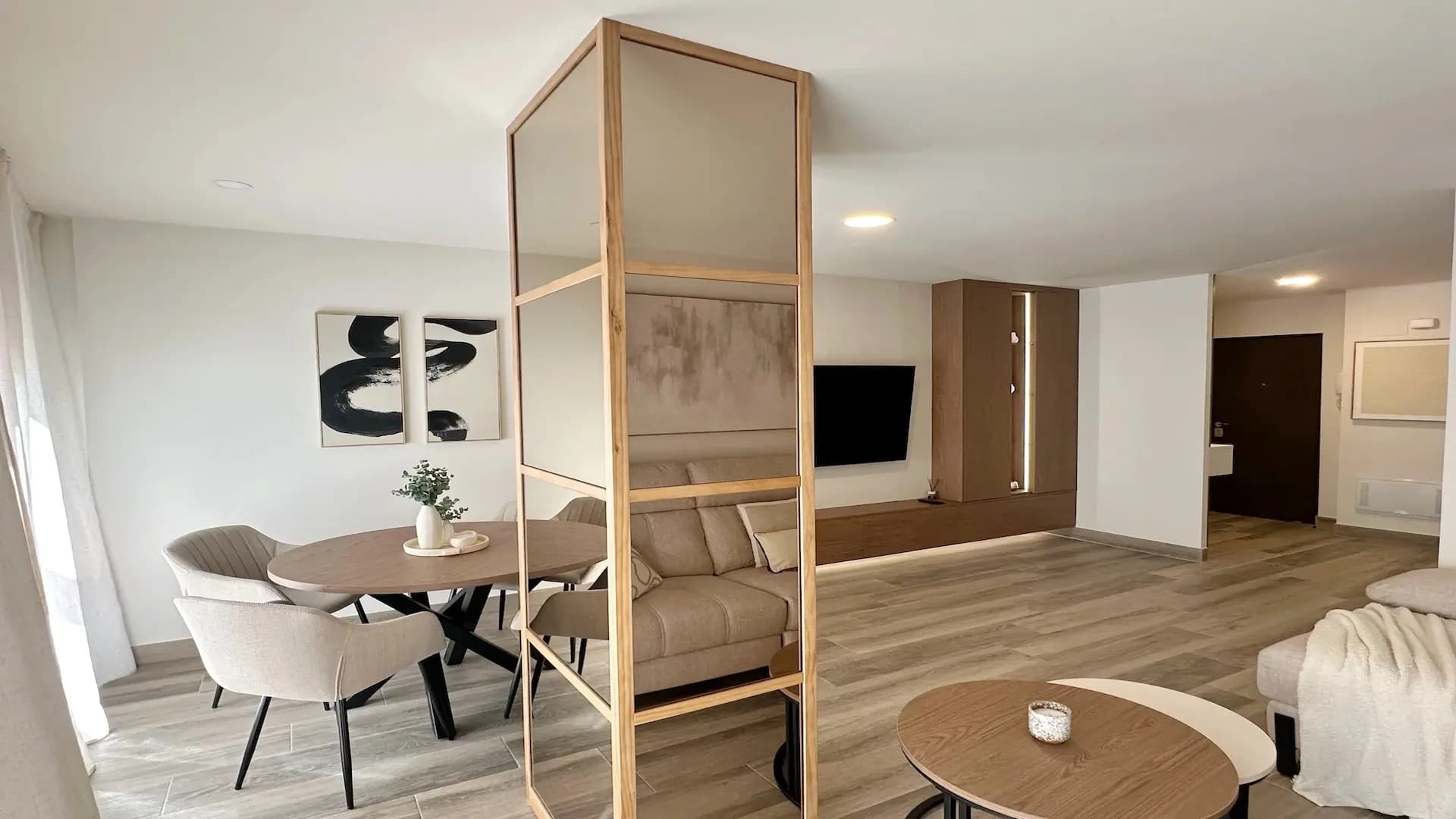 Interiorismo residencial con salón, comedor y mobiliario a medida
