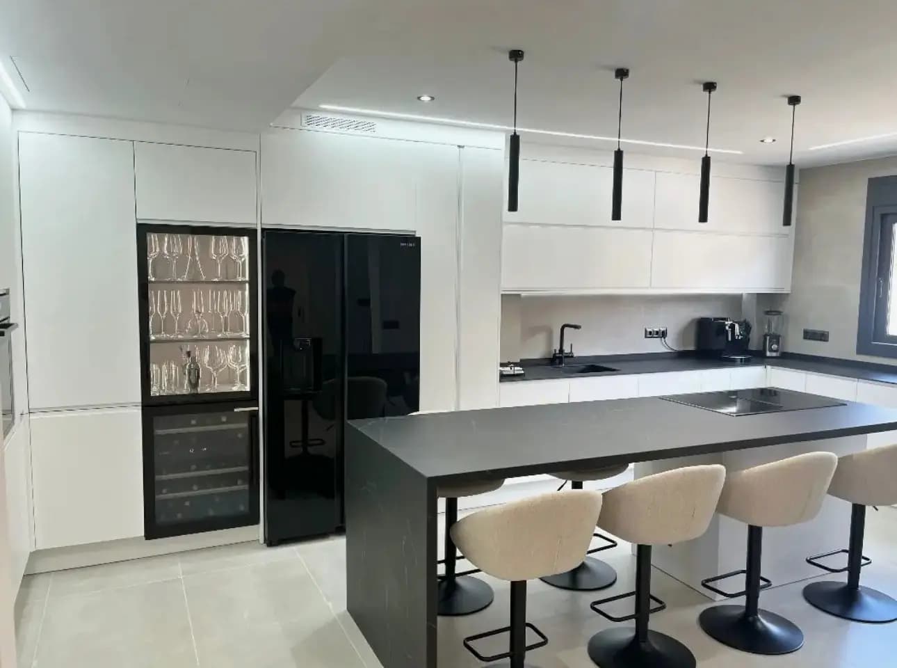 Cocina moderna blanca con isla central